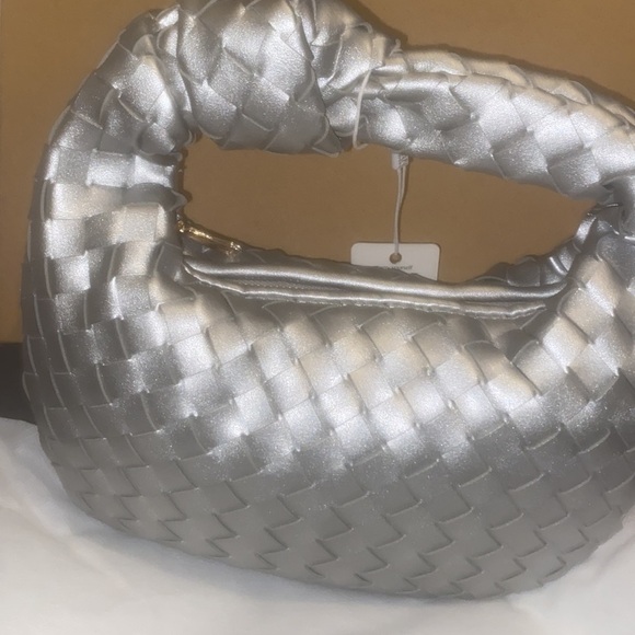 Urban Expressions Woman Tracy Woven Clutch silver new with tags - Picture 4 of 6